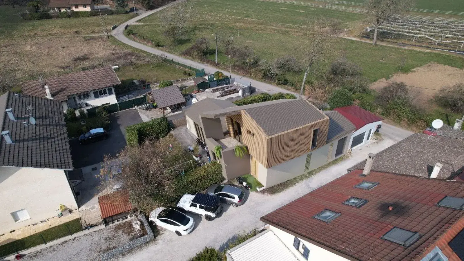 Loisin : vue aérienne du quartier et de la maison à bardage bois