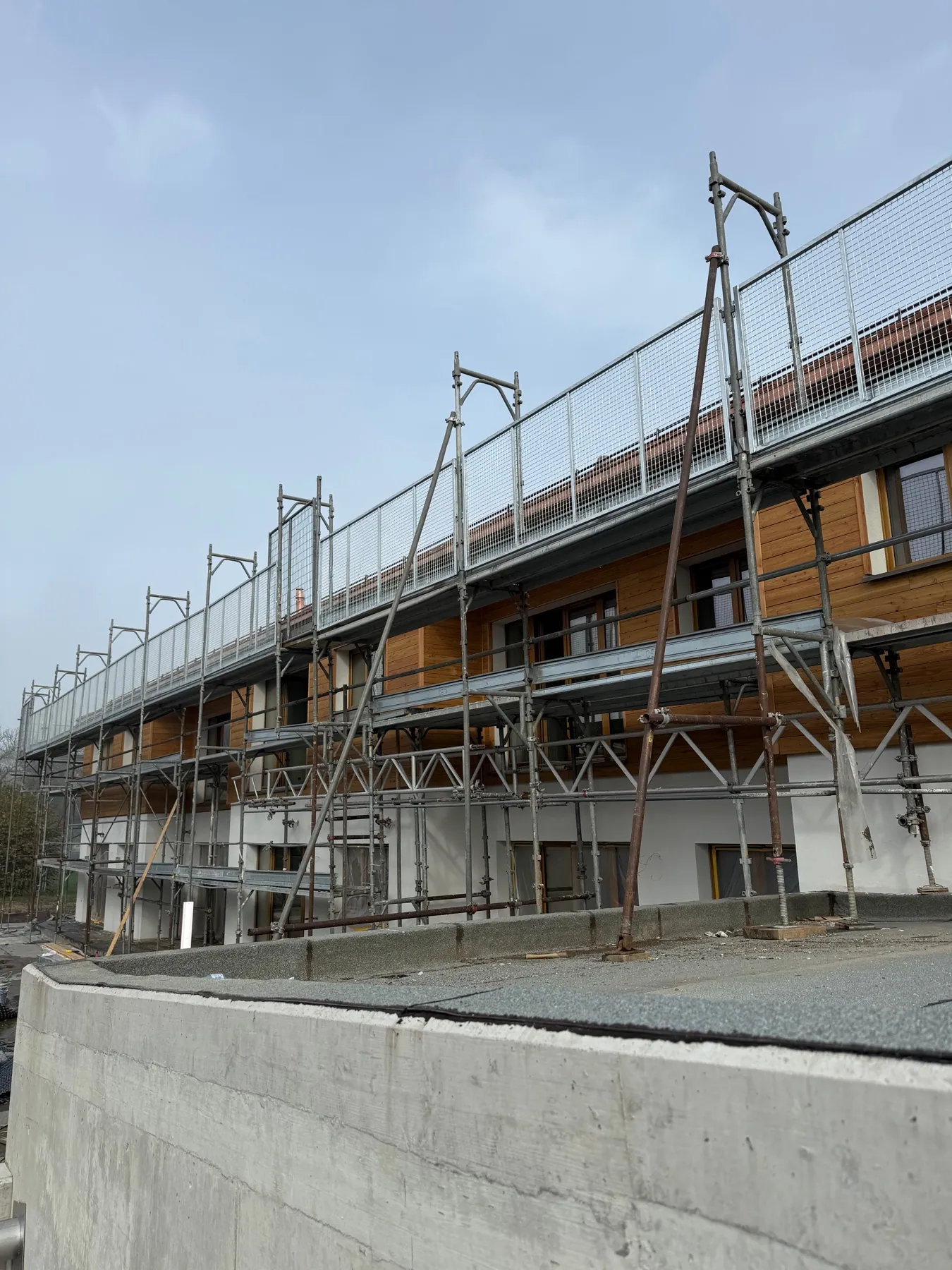 Façade sous échafaudage pendant les travaux d'Ancienne-École 5